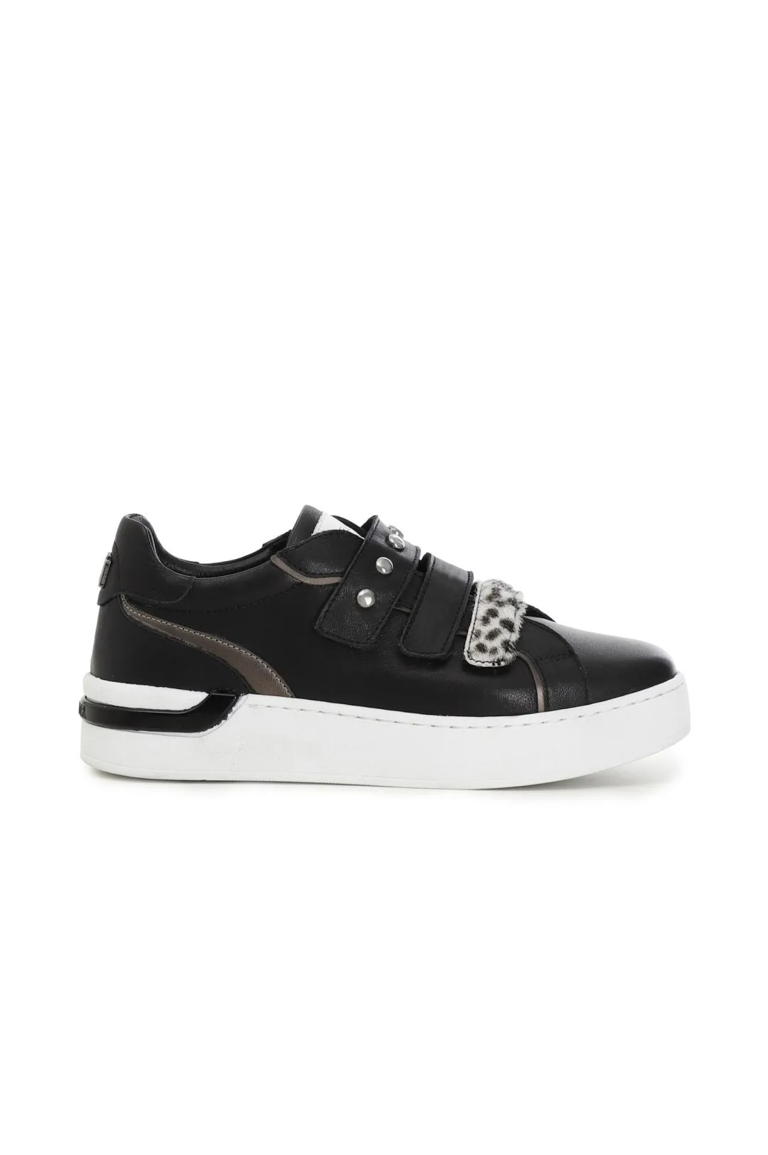 sneakers in pelle con strappi e borchie